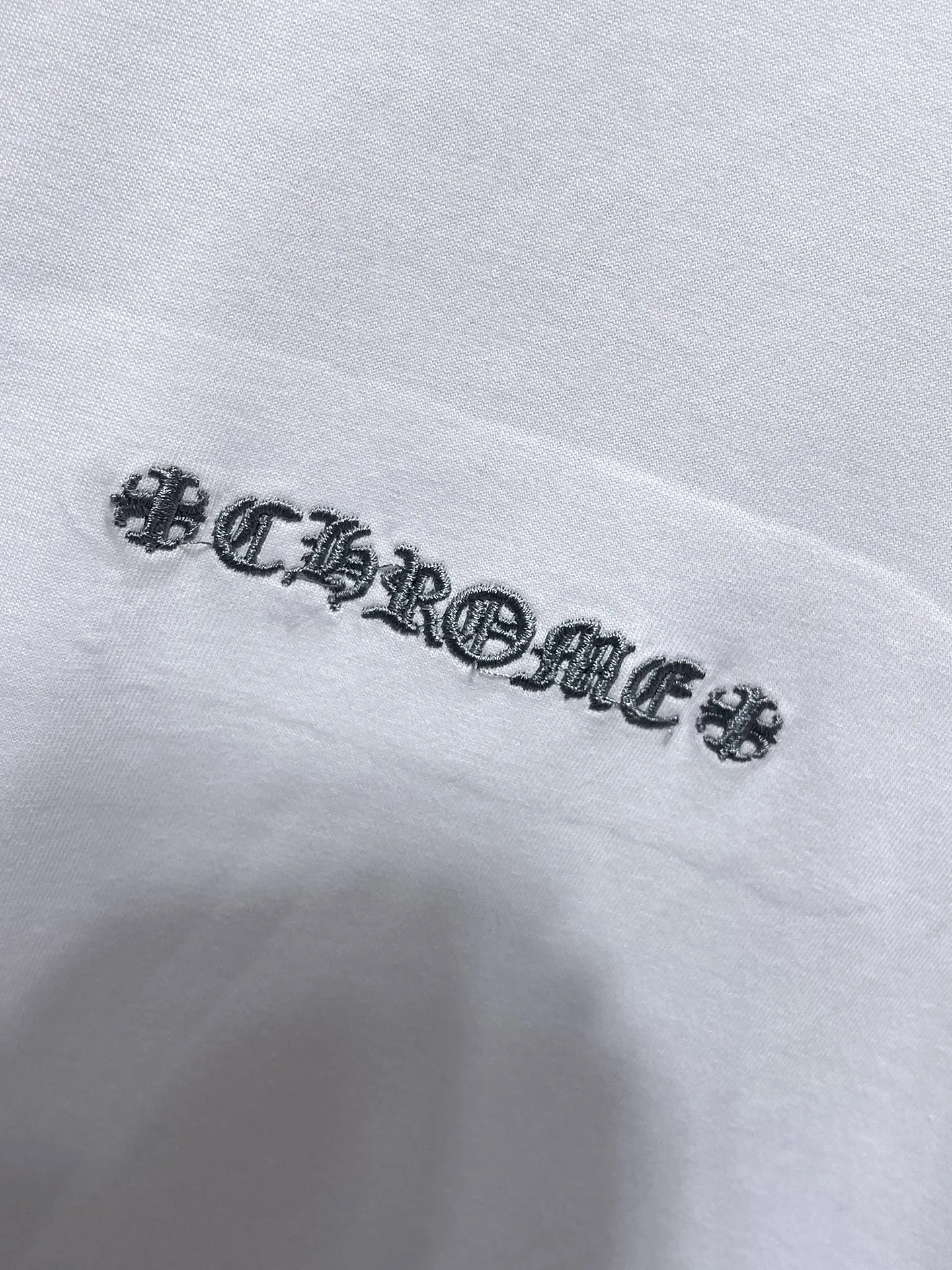P170 New for summer Chrome Hearts 25ss worn version. High gram weight, environmentally friendly and high-quality top-grade fabric. 280g Chrome Sword Sanskrit embroidery patch splicing short sleeves. Heavy-duty pure hand-cut patch embroidery technology. Counter synchronization. Re-engraved version 1:1. Recommended color: black. White. Size: S, M, L, XL.